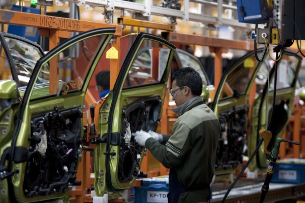 Un trabajador durante el ensamble de un Ford Fiesta en la planta de Cuautitlan Izcalli, México. (Susan Gonzalez/Bloomberg News)